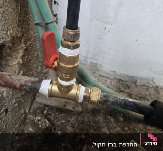 חיבור מחבר T וברז כדורי בצנרת מים חיצונית בגינה
